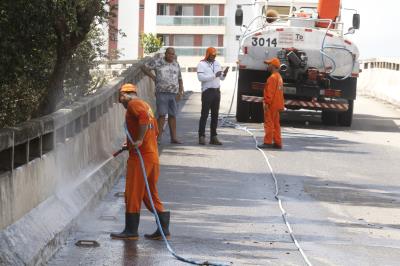 Prefeitura realiza mutirão de limpeza na avenida Centenário e em três elevados da cidade