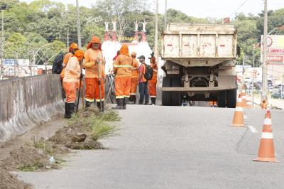 Prefeitura realiza mutirão de limpeza na avenida Centenário e em três elevados da cidade