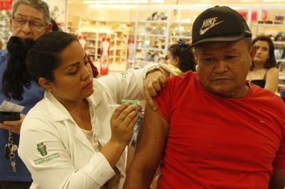 Sesma leva postos de vacinação aos shoppings da capital