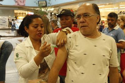 Sesma leva postos de vacinação aos shoppings da capital