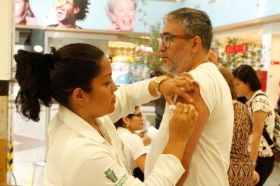 Sesma leva postos de vacinação aos shoppings da capital