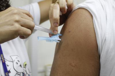 Sesma alerta sobre uso incorreto de medicamentos e leva serviços à praça