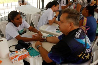 Sesma alerta sobre uso incorreto de medicamentos e leva serviços à praça