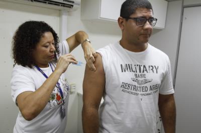 Sesma alerta sobre uso incorreto de medicamentos e leva serviços à praça