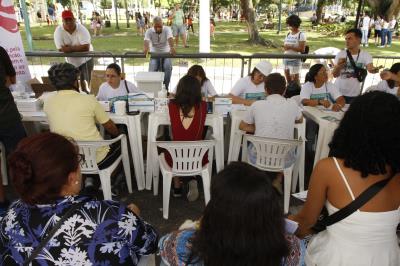 Sesma alerta sobre uso incorreto de medicamentos e leva serviços à praça