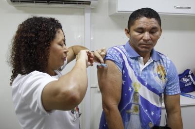 Sesma alerta sobre uso incorreto de medicamentos e leva serviços à praça