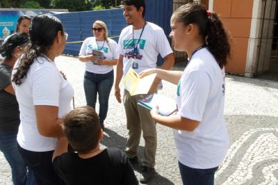 Sesma alerta sobre uso incorreto de medicamentos e leva serviços à praça