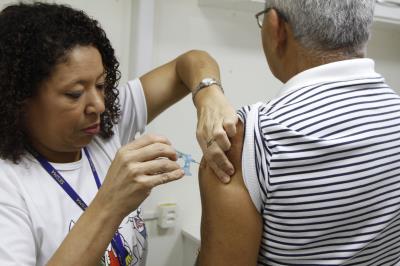 Sesma alerta sobre uso incorreto de medicamentos e leva serviços à praça