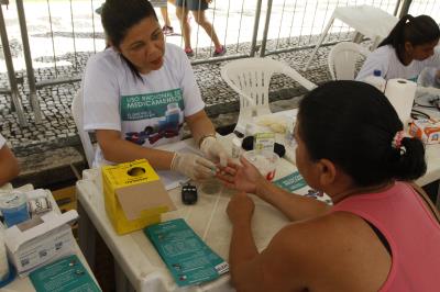 Sesma alerta sobre uso incorreto de medicamentos e leva serviços à praça