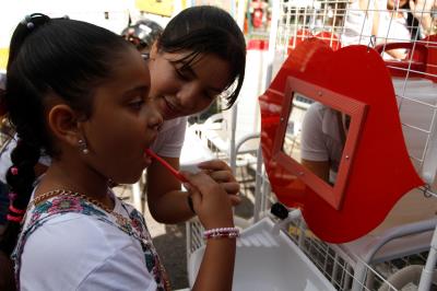 Sesma alerta sobre uso incorreto de medicamentos e leva serviços à praça
