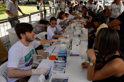 Sesma alerta sobre uso incorreto de medicamentos e leva serviços à praça