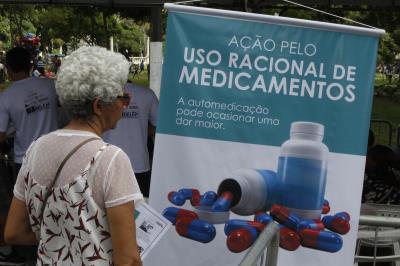 Sesma alerta sobre uso incorreto de medicamentos e leva serviços à praça