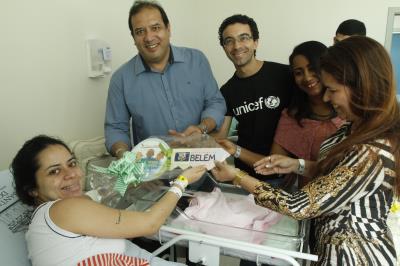 Recém-nascida recebe a chave da cidade de Belém na Semana do Bebê