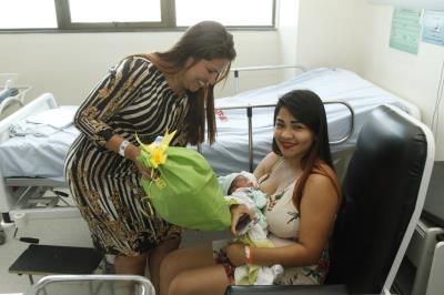 Recém-nascida recebe a chave da cidade de Belém na Semana do Bebê