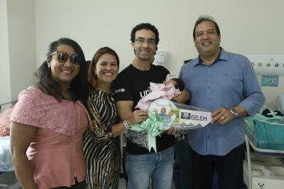 Recém-nascida recebe a chave da cidade de Belém na Semana do Bebê