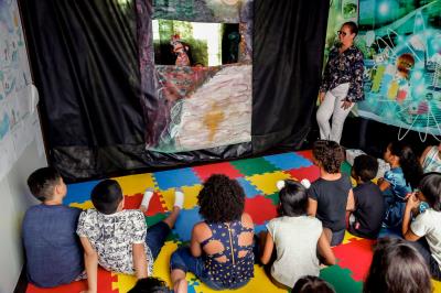 Crianças atendidas no Creas Ilka Brandão ganham programação lúdica