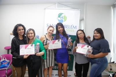 Moradoras da bacia da Estrada Nova concluem curso de design de sobrancelhas