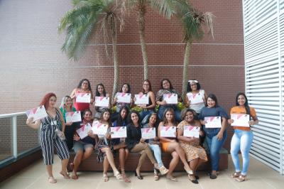 Moradoras da bacia da Estrada Nova concluem curso de design de sobrancelhas