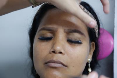 Moradoras da bacia da Estrada Nova concluem curso de design de sobrancelhas