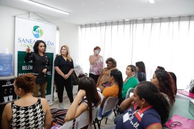 Moradoras da bacia da Estrada Nova concluem curso de design de sobrancelhas