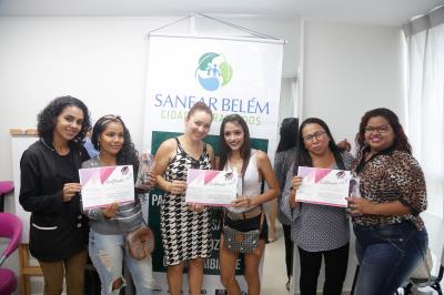 Moradoras da bacia da Estrada Nova concluem curso de design de sobrancelhas