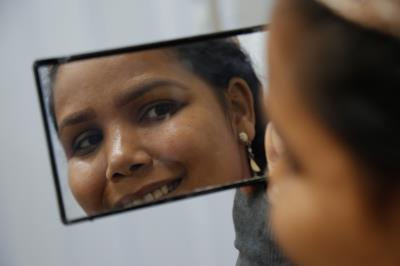 Moradoras da bacia da Estrada Nova concluem curso de design de sobrancelhas