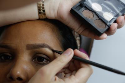 Moradoras da bacia da Estrada Nova concluem curso de design de sobrancelhas