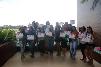Moradoras da bacia da Estrada Nova concluem curso de design de sobrancelhas