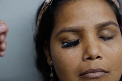 Moradoras da bacia da Estrada Nova concluem curso de design de sobrancelhas