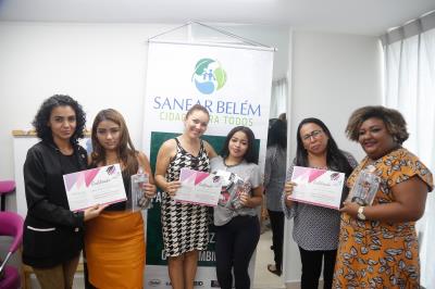 Moradoras da bacia da Estrada Nova concluem curso de design de sobrancelhas
