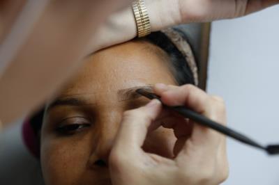 Moradoras da bacia da Estrada Nova concluem curso de design de sobrancelhas