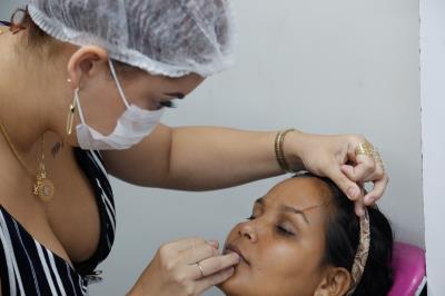 Moradoras da bacia da Estrada Nova concluem curso de design de sobrancelhas
