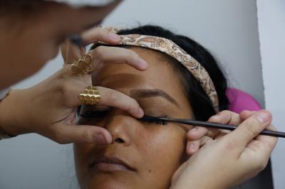 Moradoras da bacia da Estrada Nova concluem curso de design de sobrancelhas