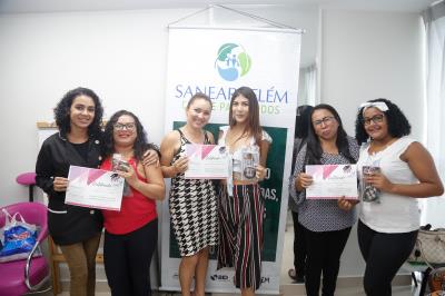 Moradoras da bacia da Estrada Nova concluem curso de design de sobrancelhas