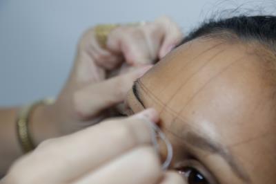 Moradoras da bacia da Estrada Nova concluem curso de design de sobrancelhas