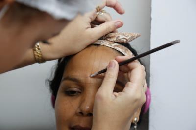 Moradoras da bacia da Estrada Nova concluem curso de design de sobrancelhas