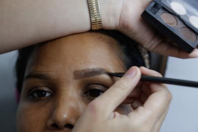 Moradoras da bacia da Estrada Nova concluem curso de design de sobrancelhas