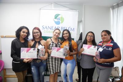 Moradoras da bacia da Estrada Nova concluem curso de design de sobrancelhas