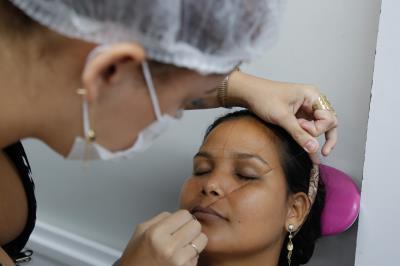 Moradoras da bacia da Estrada Nova concluem curso de design de sobrancelhas