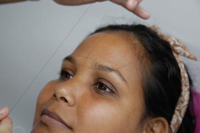 Moradoras da bacia da Estrada Nova concluem curso de design de sobrancelhas