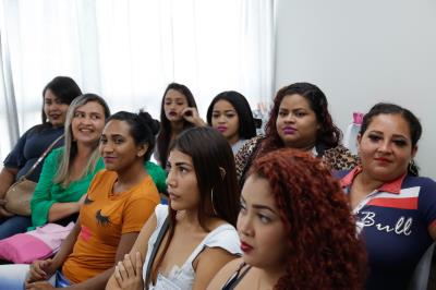 Moradoras da bacia da Estrada Nova concluem curso de design de sobrancelhas