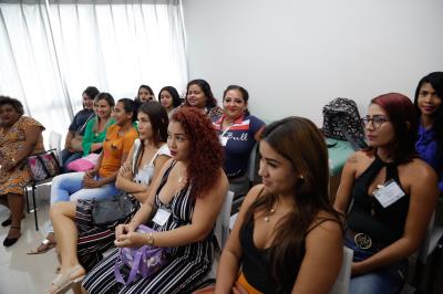 Moradoras da bacia da Estrada Nova concluem curso de design de sobrancelhas