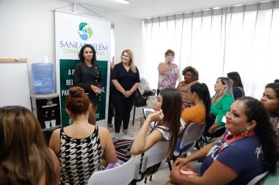 Moradoras da bacia da Estrada Nova concluem curso de design de sobrancelhas