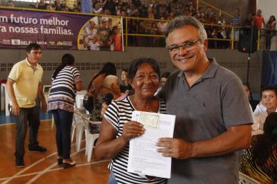 Novos contemplados para o residencial Quinta dos Paricás assinam contrato de entrega dos imóveis