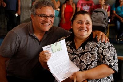 Novos contemplados para o residencial Quinta dos Paricás assinam contrato de entrega dos imóveis