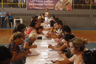 Novos contemplados para o residencial Quinta dos Paricás assinam contrato de entrega dos imóveis