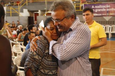 Mais 200 contemplados do Quinta dos Paricás assinam contratos dos imóveis