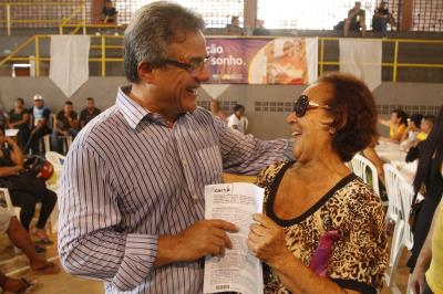 Mais 200 contemplados do Quinta dos Paricás assinam contratos dos imóveis