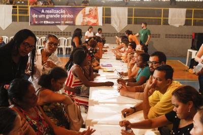 Mais 200 contemplados do Quinta dos Paricás assinam contratos dos imóveis