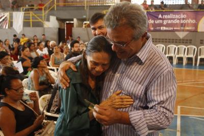 Mais 200 contemplados do Quinta dos Paricás assinam contratos dos imóveis